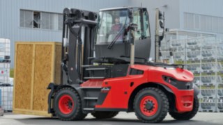 Schwerstapler mit Drehkabine erleichtern die Rückwärtsfahrt mit großen Lasten und steigern so die Produktivität. Schwerstapler mit Drehkabine erleichtern die Rückwärtsfahrt mit großen Lasten und steigern so die Produktivität.
