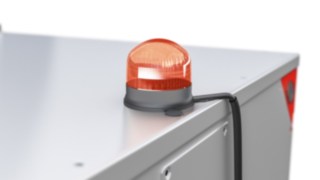 Besonders in dunkleren Teilen des Lagers oder bei Nacht warnt das rotierende Blinklicht vor dem fahrenden Logistikzug. Warnleuchte für die Logistikzüge LT10 – LT20 von Linde Material Handling