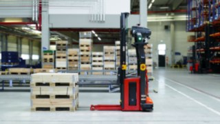 Automatisierter Hochhubwagen L-MATIC HD k von Linde Material Handling im Einsatz in einem Lager