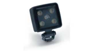 Die LED-Arbeitsscheinwerfer beleuchten den Fahrweg. Das Bild zeigt den optional erhältlichen LED-Arbeitsscheinwerfer