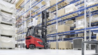 Die Elektrostapler E20 – E35 und E35 – E50 setzen neue Maßstäbe in puncto Sicherheit. Elektrostapler E30 von Linde Material Handling verräumt Ware im Lager