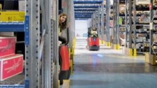 Kommissionierer der N20-Serie von Linde Material Handling Der Linde Bluespot™ am Kommissionierer der N20-Serie von Linde Material Handling nutzt das Licht als optisches Frühwarnsystem.