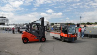 Mietstapler im Einsatz ic_truck-H_30-transporting-rental-2812