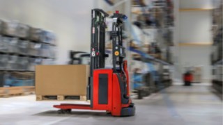 Mit fahrerlosen Transportsystemen (FTS) lässt sich das Unfallrisiko deutlich reduzieren. Ein fahrerloses Transportsystem (FTS) transportiert Waren durch ein Lager.