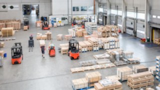 Auf der LogiMAT 2022 stellen wir die aktuellen Möglichkeiten unseres Flottenmanagementsystems Linde connect vor. Linde Flurförderzeuge im Lager