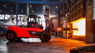 Für den H160 ist feinfühliges Rangieren kein Problem. Der Linde Material Handling H160 vor dem Brennofen.