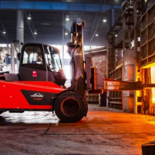 Für den H160 ist feinfühliges Rangieren kein Problem. Der Linde Material Handling H160 vor dem Brennofen.