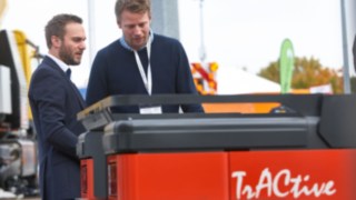 Fabian Scherer erklärt Kunden Logistikzüge von Linde für das Ground Handling auf der Inter Airport Fabian Scherer erklärt Kunden Logistikzüge von Linde für das Ground Handling auf der Inter Airport