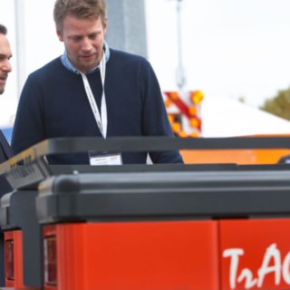 Fabian Scherer erklärt Kunden Logistikzüge von Linde für das Ground Handling auf der Inter Airport Fabian Scherer erklärt Kunden Logistikzüge von Linde für das Ground Handling auf der Inter Airport