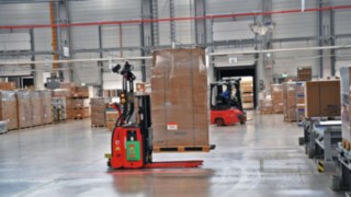 Auf der LogiMAT 2022 informieren wir Sie umfassend über den neuesten Stand der Technologie. Automatisiertes Flurförderzeug von Linde transportiert Ware im Lager.