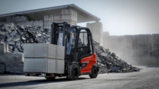 Erleben Sie die Elektrostapler X20 – X35 von Linde auf der LogiMAT 2022! Elektrostapler X35 von Linde Material Handling transportiert Ware im Außenbereich