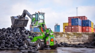 Sennebogen E355 beim Einsatz in einer Recyclinganlage Sennebogen E355 beim Einsatz in einer Recyclinganlage