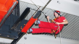 Abseiltraining für Bediener von Hochregalstaplern / Foto © Sander Fördertechnik