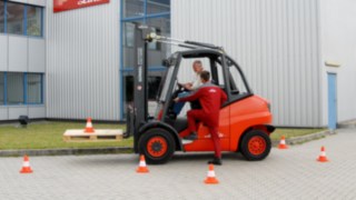 Staplerfahrerschulung Staplerfahrer wird von Günsel Schulunspersonal geschult