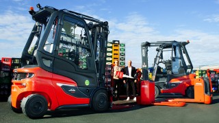 Staplerübergabe: links Felix Goßmann (Günsel), rechts Sven Heller (Staude Leipzig)