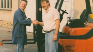 Übergabe des Staplers an unseren ersten Kunden, die Zoohandlung Damisch am 01.11.1990 Übergabe des Staplers an unseren ersten Kunden, die Zoohandlung Damisch am 01.11.1990