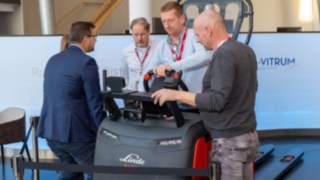 Vorstellung vom neuen Linde Kommissioniererkonzept in der Gläsernen Manufaktur Dresden