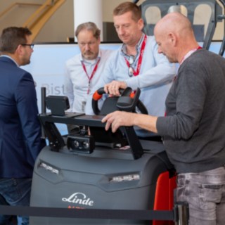 Vorstellung vom neuen Linde Kommissioniererkonzept in der Gläsernen Manufaktur Dresden