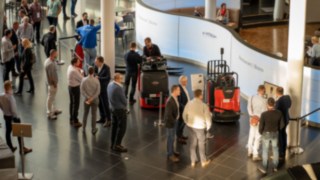 Vorstellung vom neuen Linde Kommissioniererkonzept in der Gläsernen Manufaktur Dresden