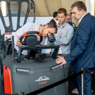 Vorstellung vom neuen Linde Kommissioniererkonzept in der Gläsernen Manufaktur Dresden