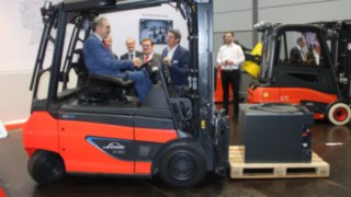 Staatssekretär Brangs besuchte den Linde-Gemeinschaftsstand und testete den „Perfect Truck" Staatssekretär Brangs besuchte den Linde-Gemeinschaftsstand und testete den „Perfect Truck"