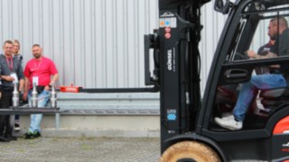 SC_24_Flaschen-oeffnen SC_24_Flaschen-oeffnen