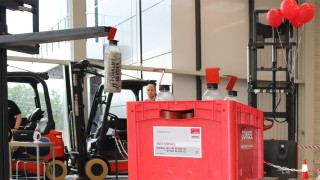 Parcours Flaschen umsetzen mit E-Stapler