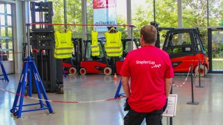 Guensel StaplerCup Parcours Kleider umhaengen