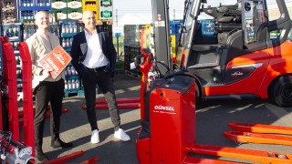 Staplerübergabe: links Felix Goßmann (Günsel), rechts Sven Heller (Staude Leipzig)