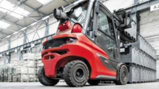 Die als Diesel- und Gasstapler verfügbaren H20 – H35 und H35 – H50 sind die optimale Antwort auf die Anforderungen des modernen Materialflusses. V-Stapler H35 von Linde Material Handling stapelt Kisten